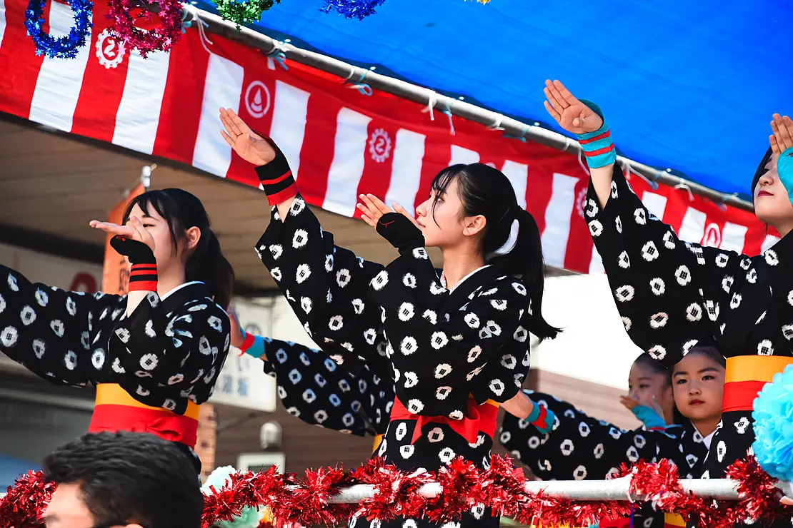 伝統的な舞踏をする女性たち