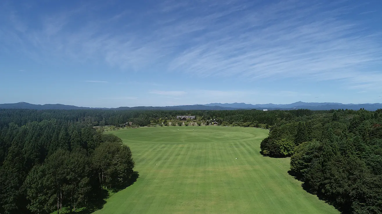 森林の中に広がる芝生広場