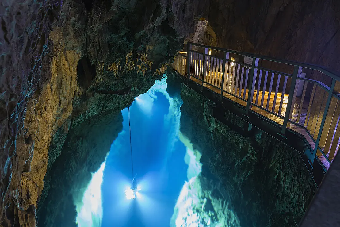 鍾乳洞の中の地底湖