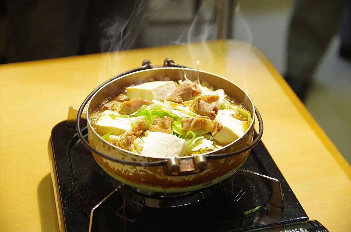 豆腐とホルモンが入った鍋