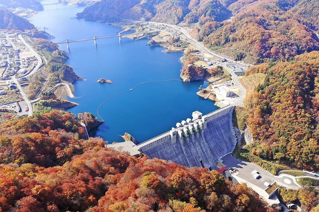 紅葉のダム湖