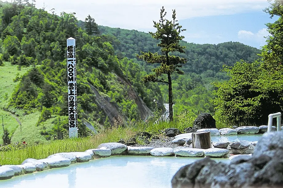 山を眺める露天風呂