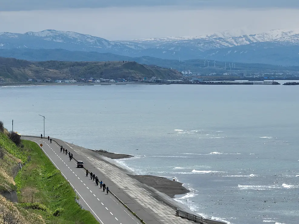 海沿いの道を自転車で走る人々
