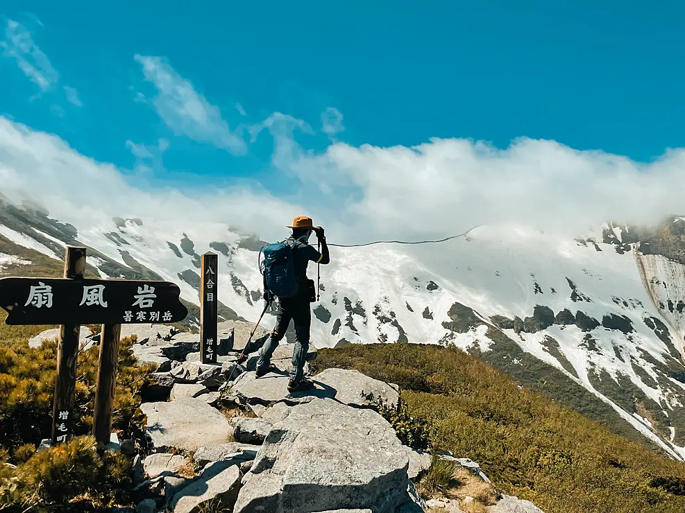 残雪の多い山を登る人