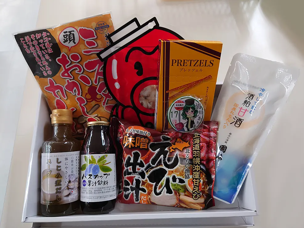 るもいのお土産が箱に詰め合わせされている