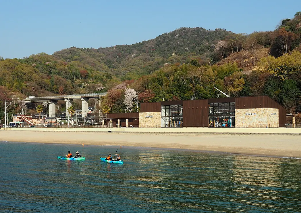 ベイサイドビーチ坂の前に広がる海でシーカヤック