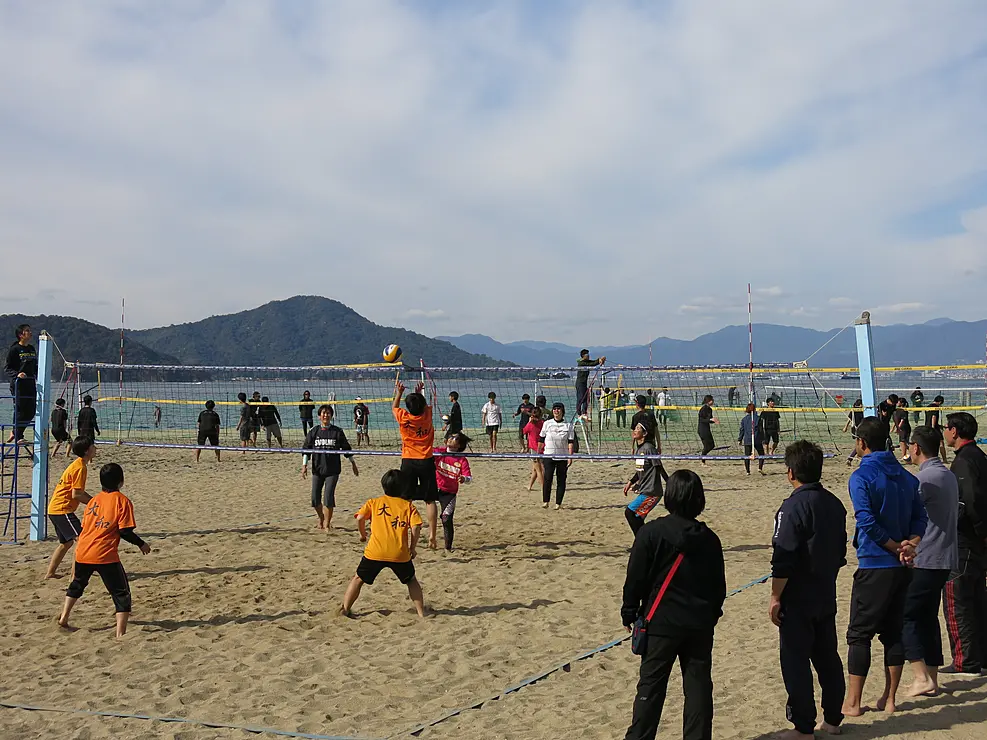 ベイサイドビーチ坂でビーチバレー