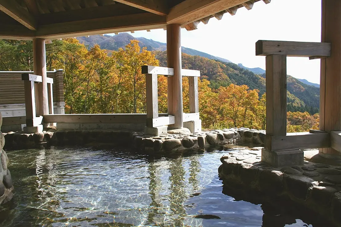 紅葉が見える露天風呂