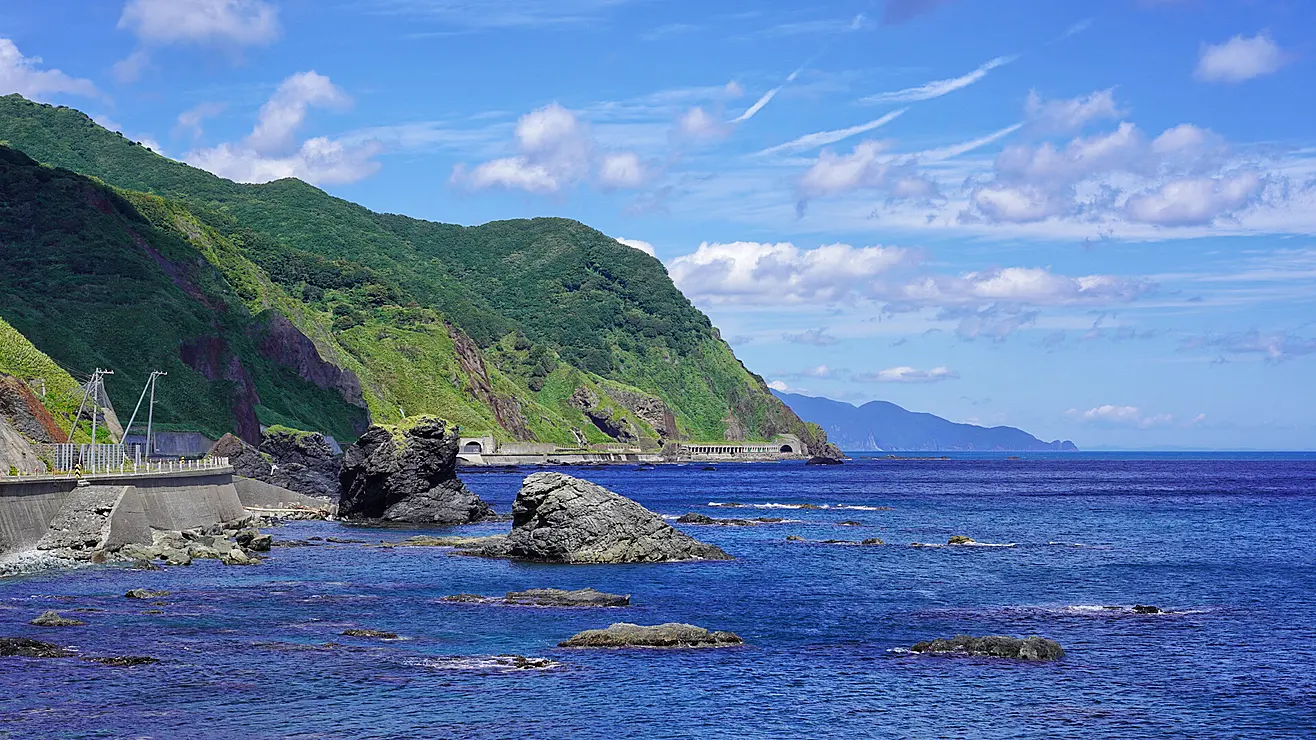 切り立った崖が続く海岸