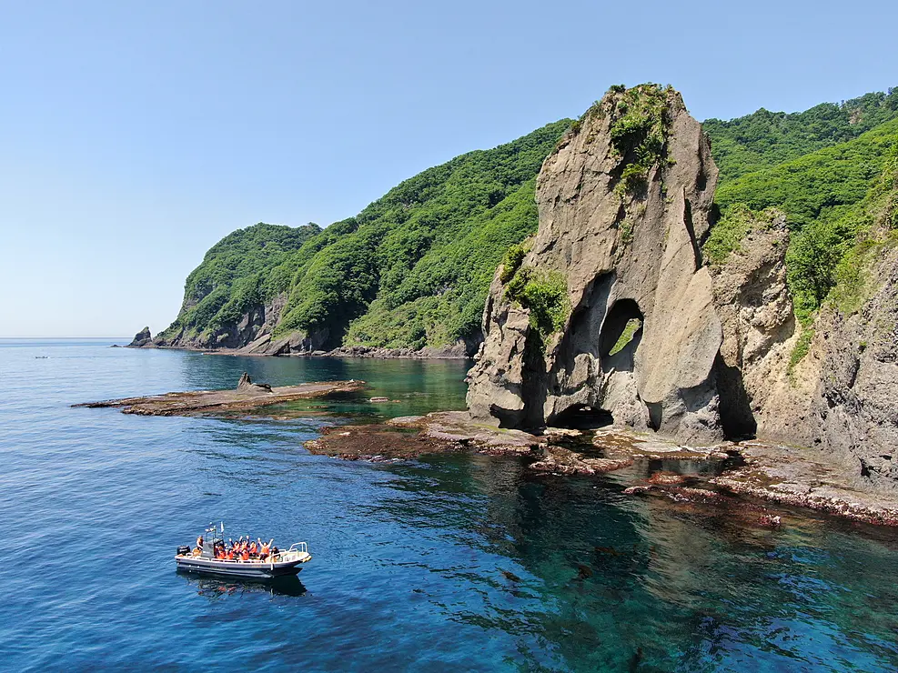 奇岩を眺めるクルーズ船