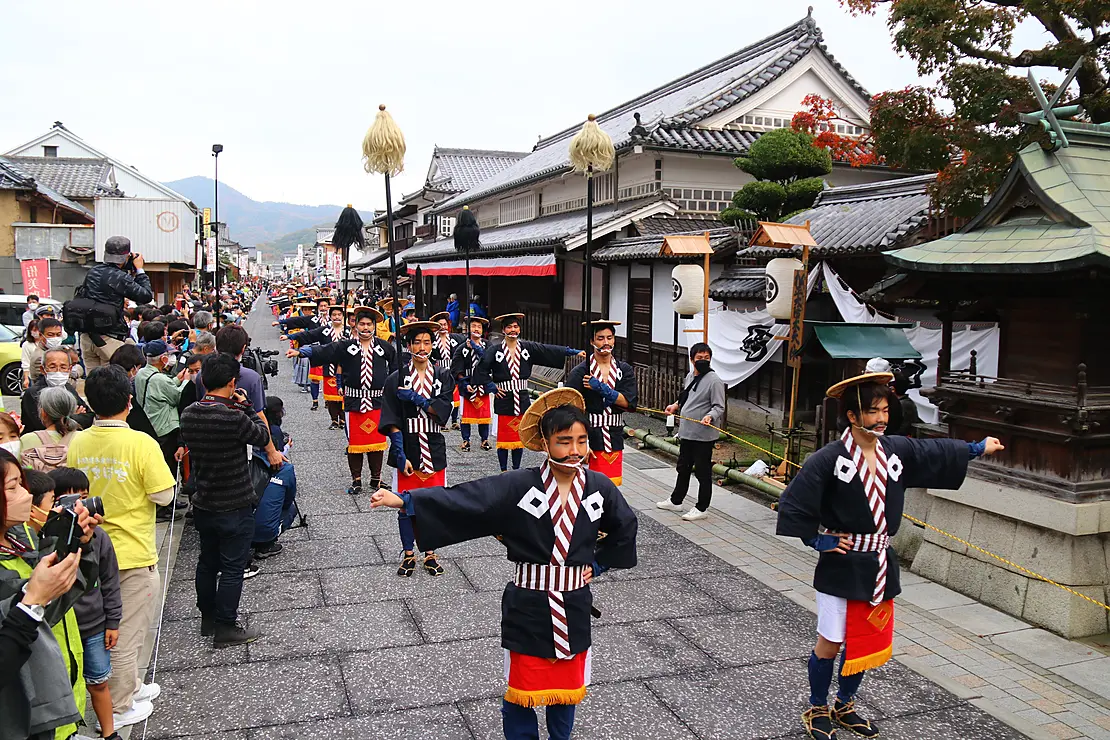 大名行列 を見学する人々