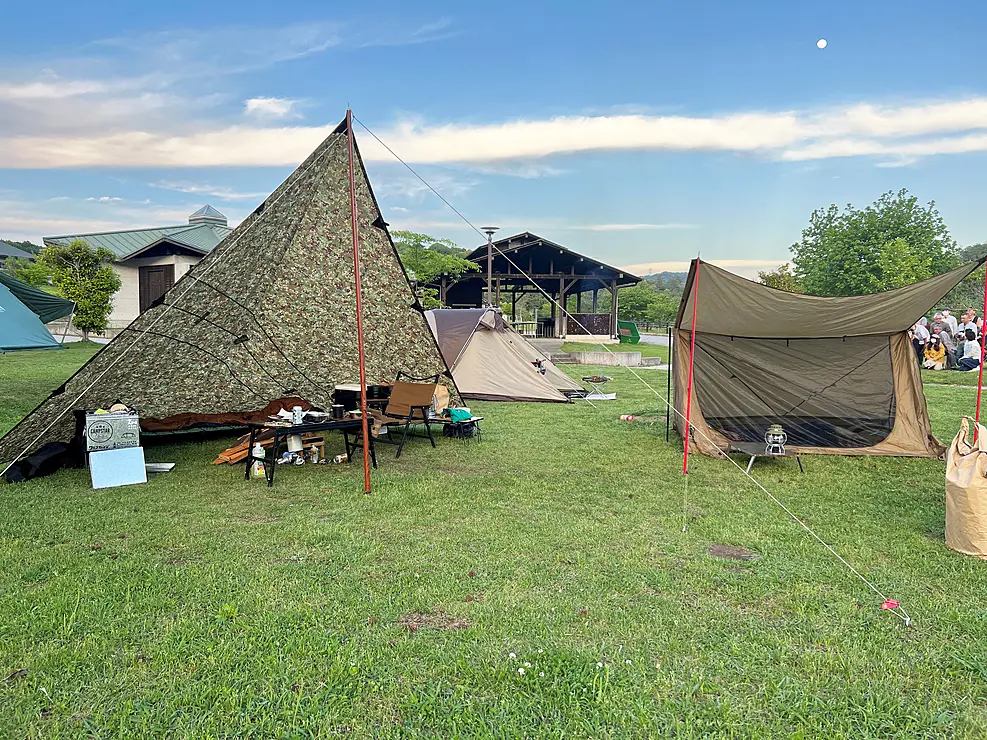 アクトビレッジおののキャンプサイトにテントがあちこち建っている