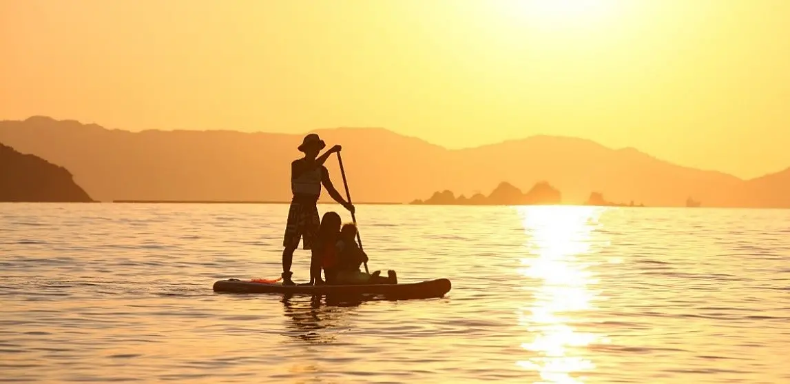 室積・虹ケ浜海岸を夕日のなかSUPで漕いでいる
