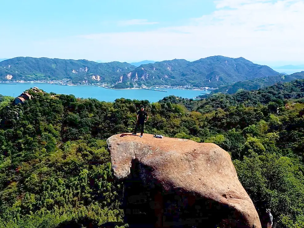 大玉岩の上に立つ男性