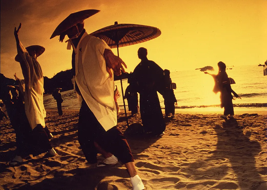 夕日なかの白石踊を踊る