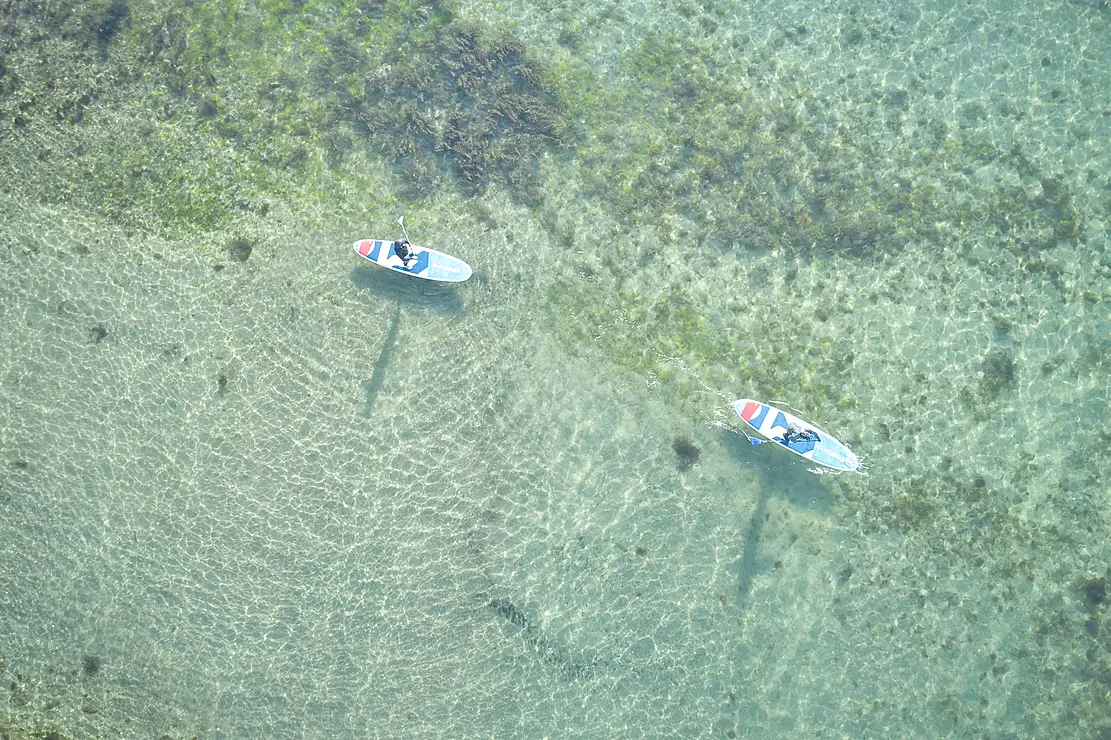 きれいな透き通った瀬戸内海上に2艇のSUPが浮かんでいる