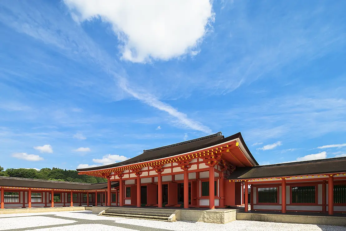 平安時代をイメージした朱塗りの建物