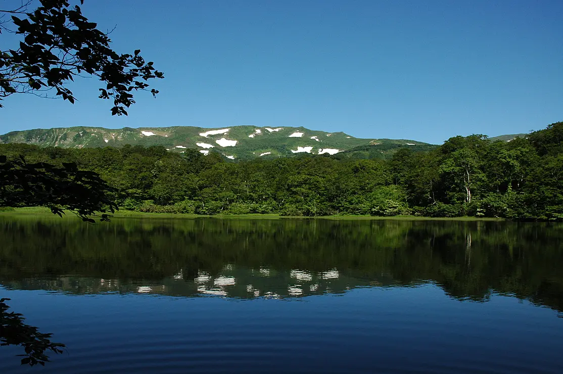 湖の向こうにそびえる山