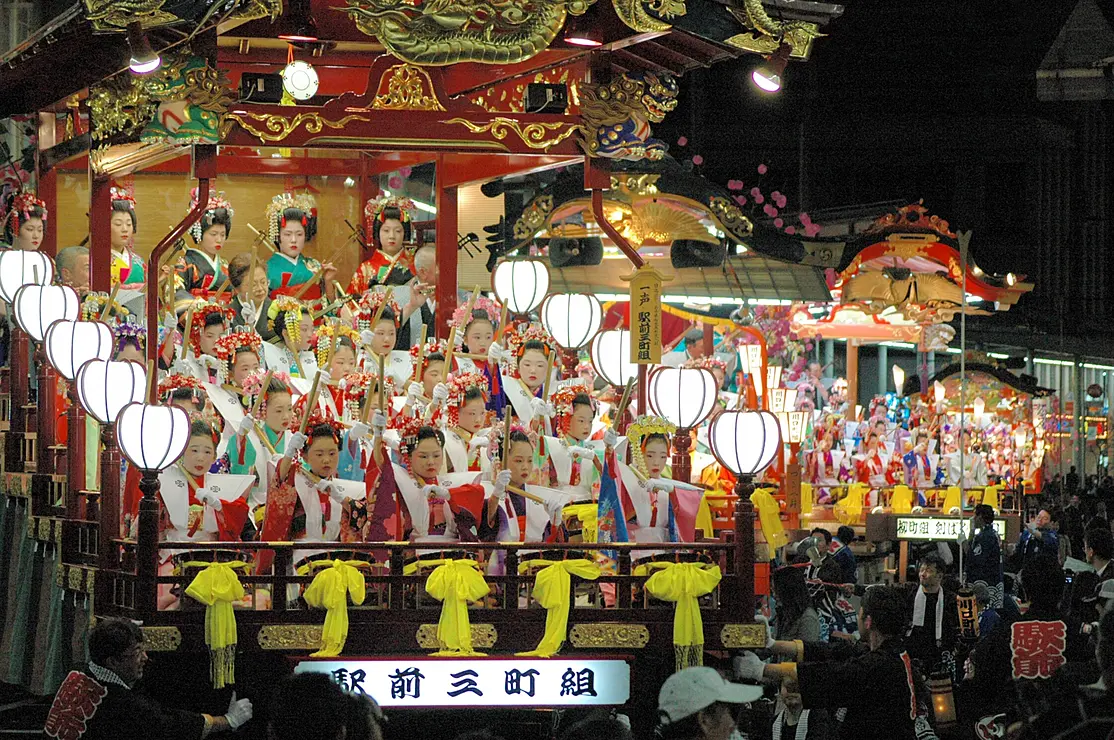 台車の上でお囃子を演奏する少女たち