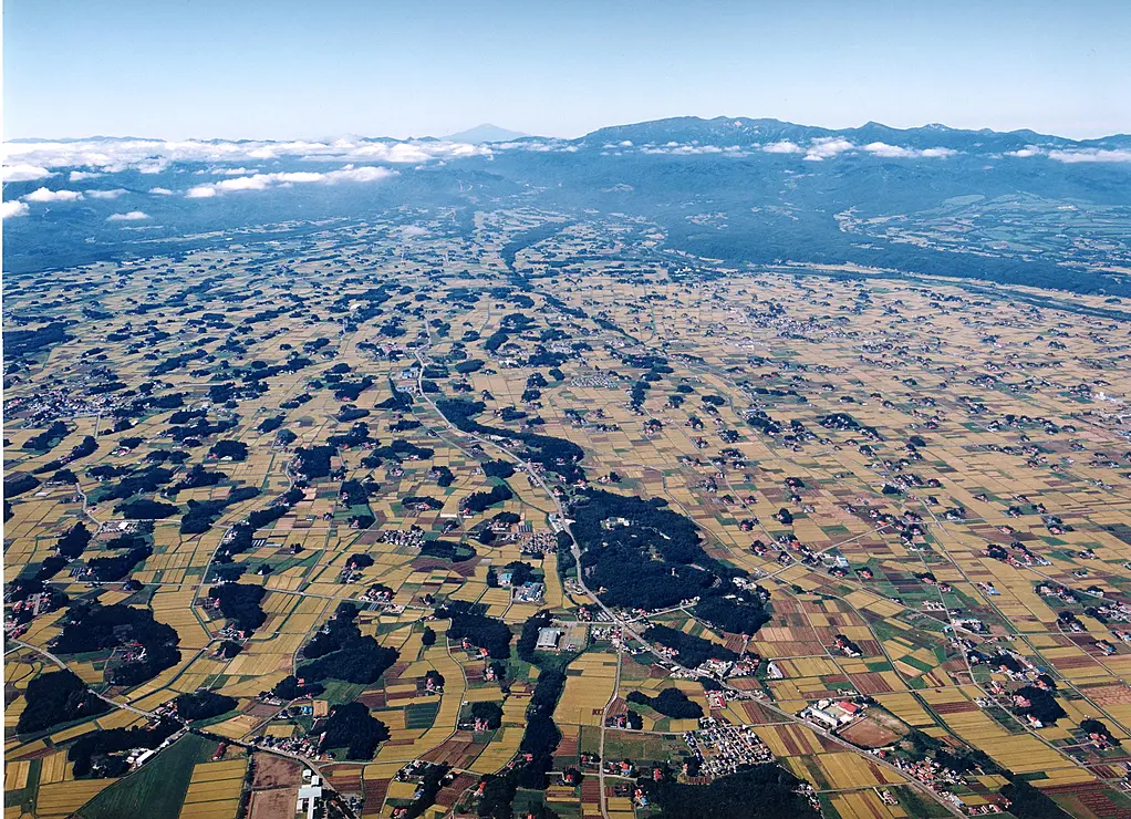 扇状地に広がる集落の風景