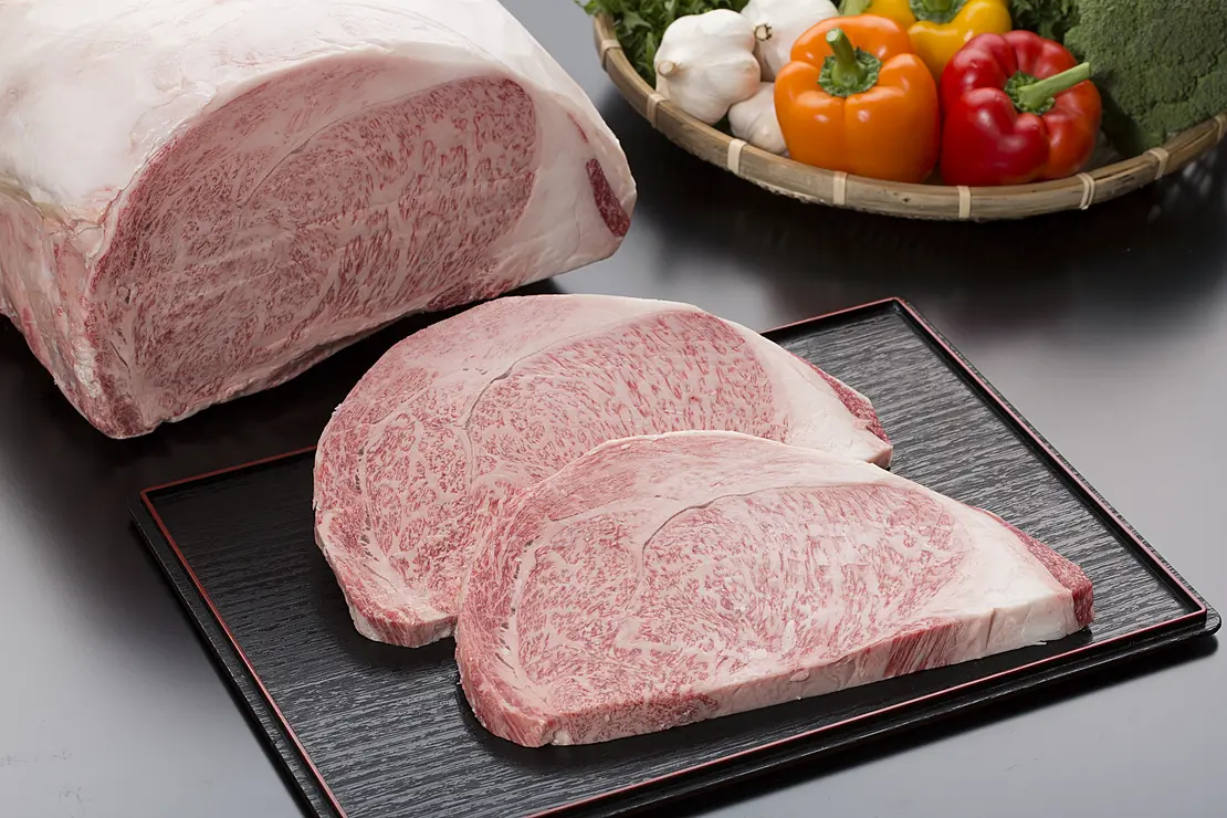 霜降りのステーキ肉