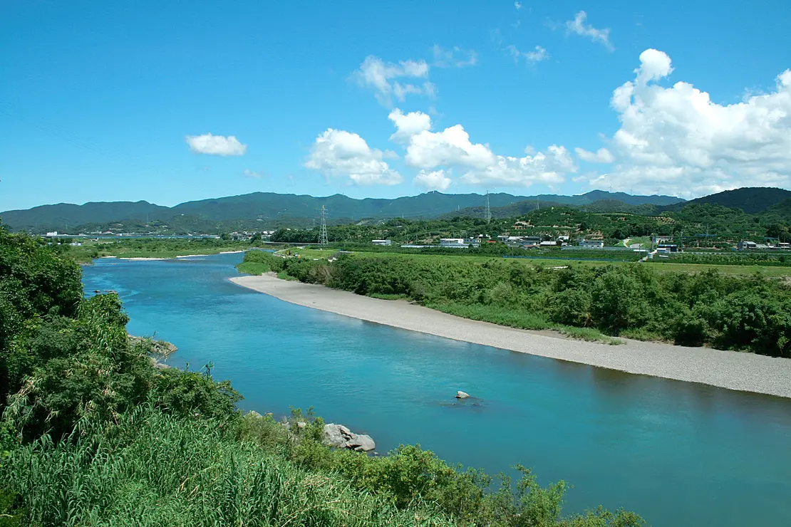 穏やかな山並みを背景に、滔々と流れる川