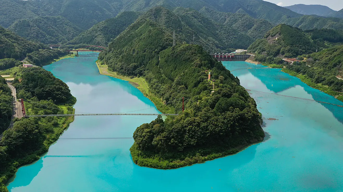 椿山ダムのダム湖の湖面に張り出た半島