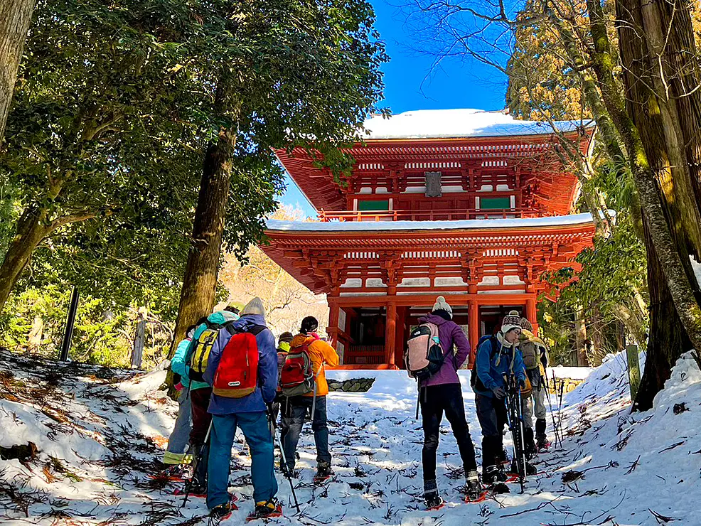 国宝二王門を目指す人々のスノーシューハイクの様子