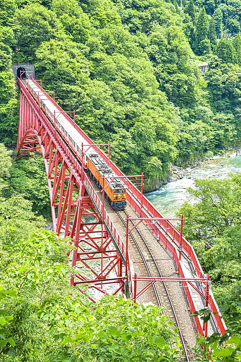 赤い橋梁を走る列車