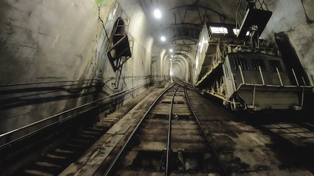 山を垂直に貫く巨大なエレベーター