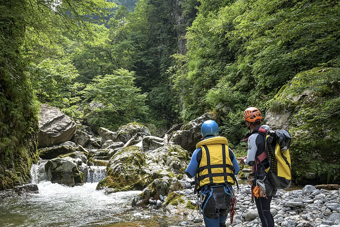キャニオニングを楽しむ人々