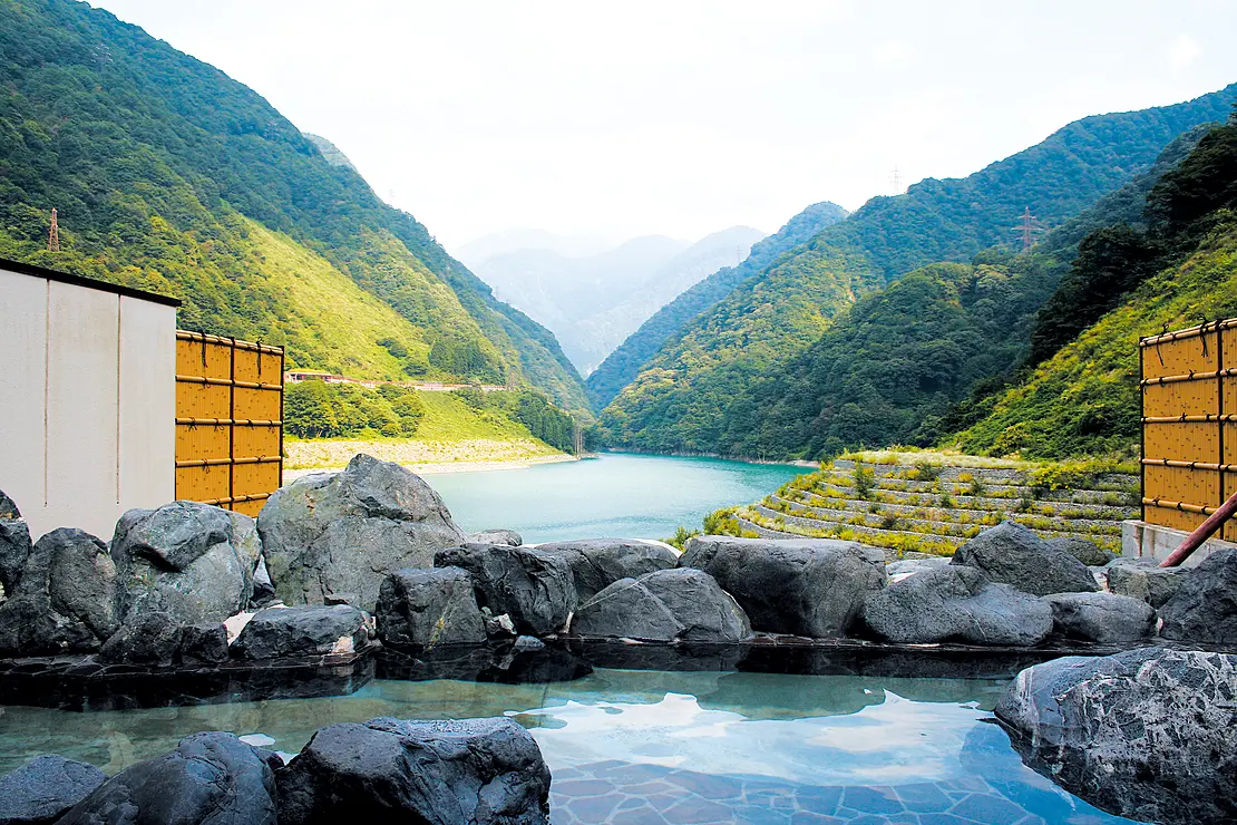 黒部川を眺める露天風呂