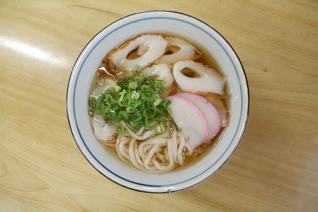 ちくわやかまぼこなどの練り物が入ったあたたかいおうどん