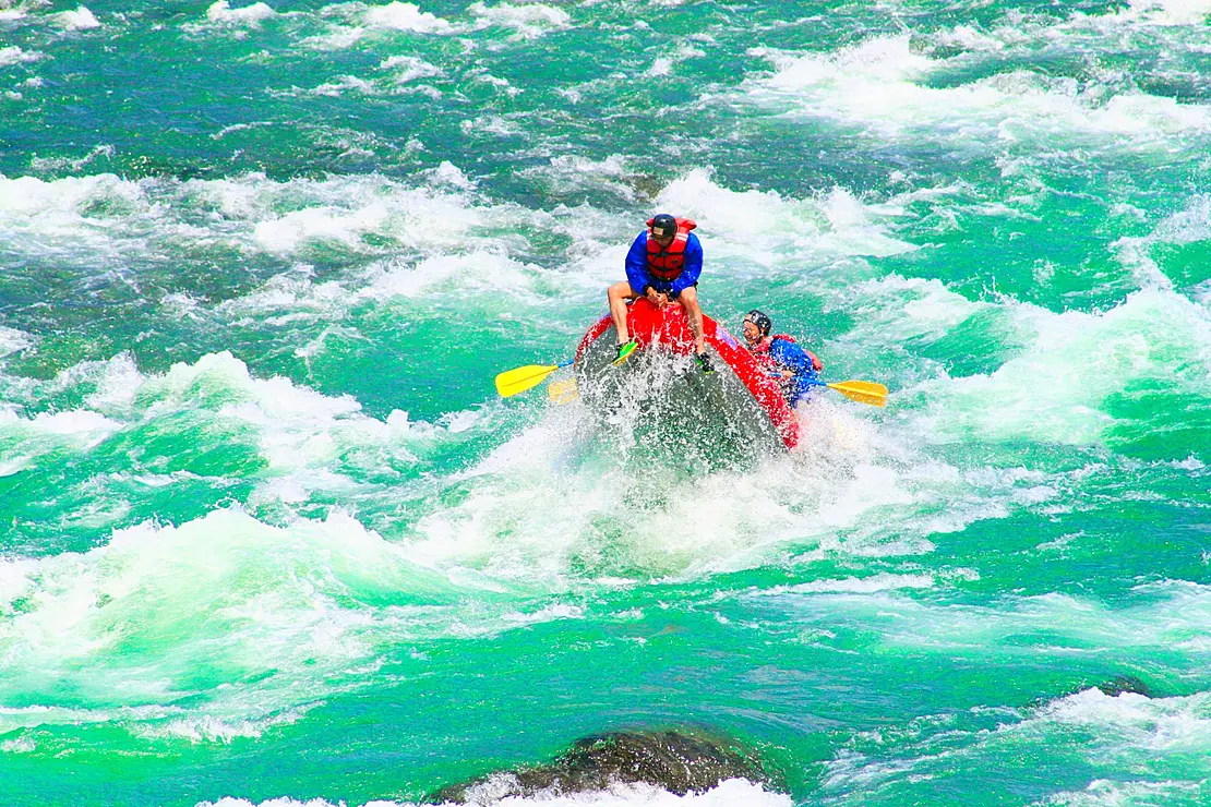 球磨川でラフティングを楽しむ参加者たち