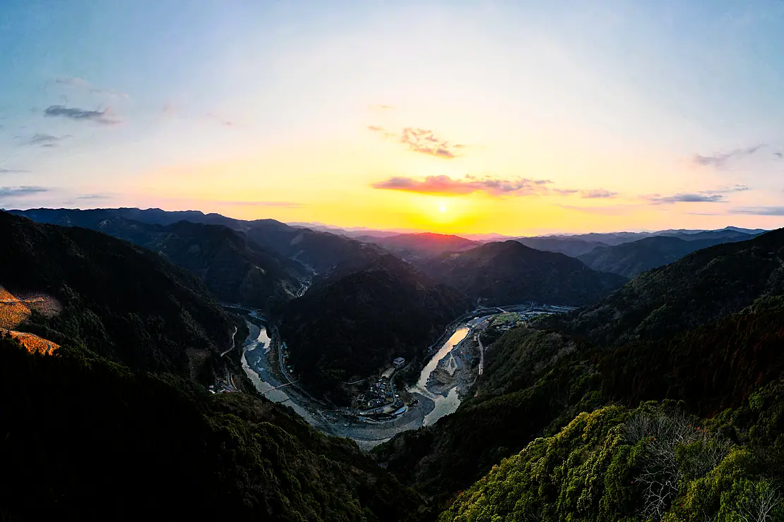 沢見展望所から望む球磨村の夕景。山間の川と沈む夕日が織りなす風景。