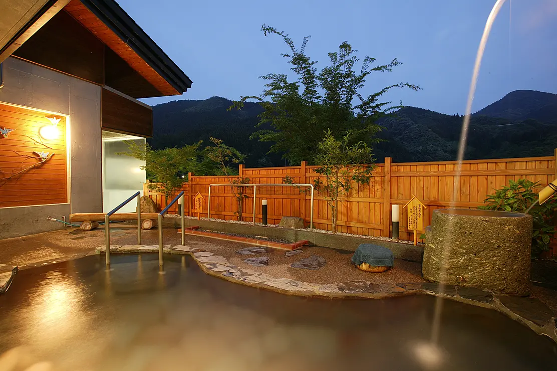 緑豊かな山々に囲まれた小高い丘の上にある温泉施設「一勝地温泉かわせみ」の全景