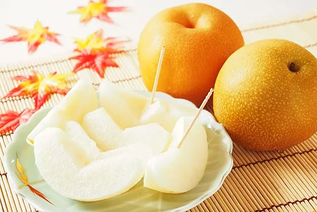 新鮮な和梨「一勝地梨」が皿に盛り付けられている様子