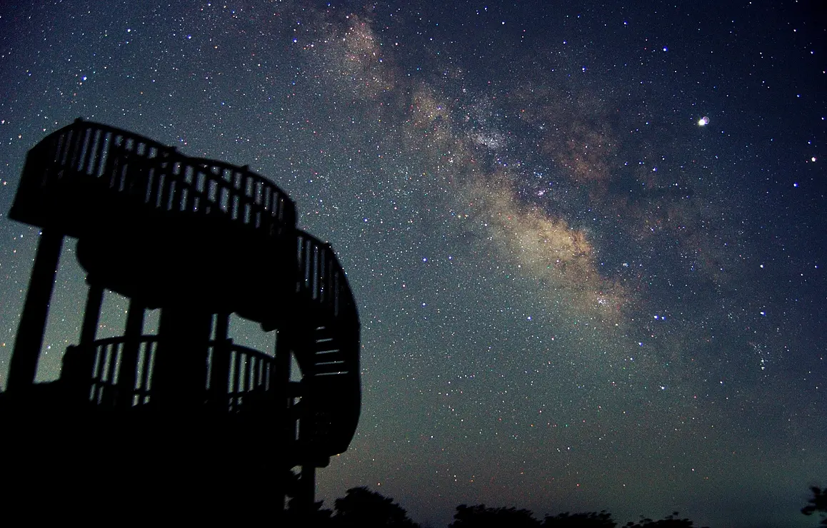 黒くシルエットに見えている展望台と、天の川がかかる星空
