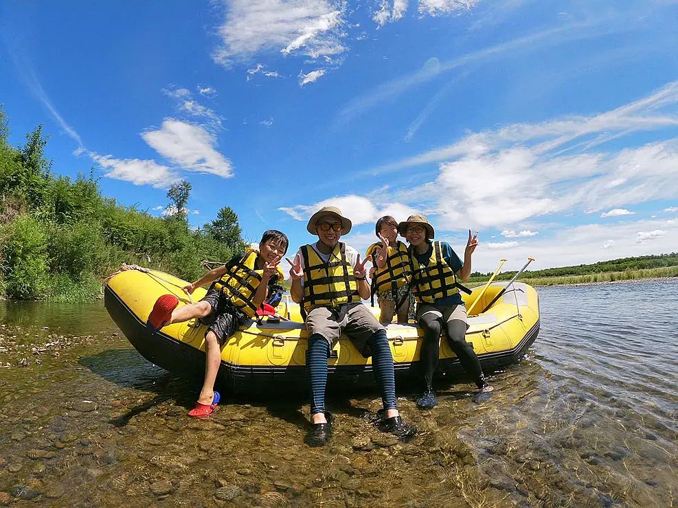 川で黄色いボートに乗る人々