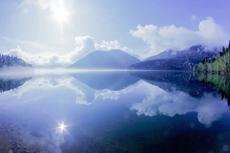 湖と湖面に映る山々