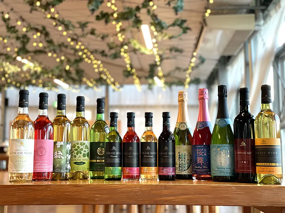 棚に並べられた様々な種類の日本酒や五ヶ瀬ワインのボトル
