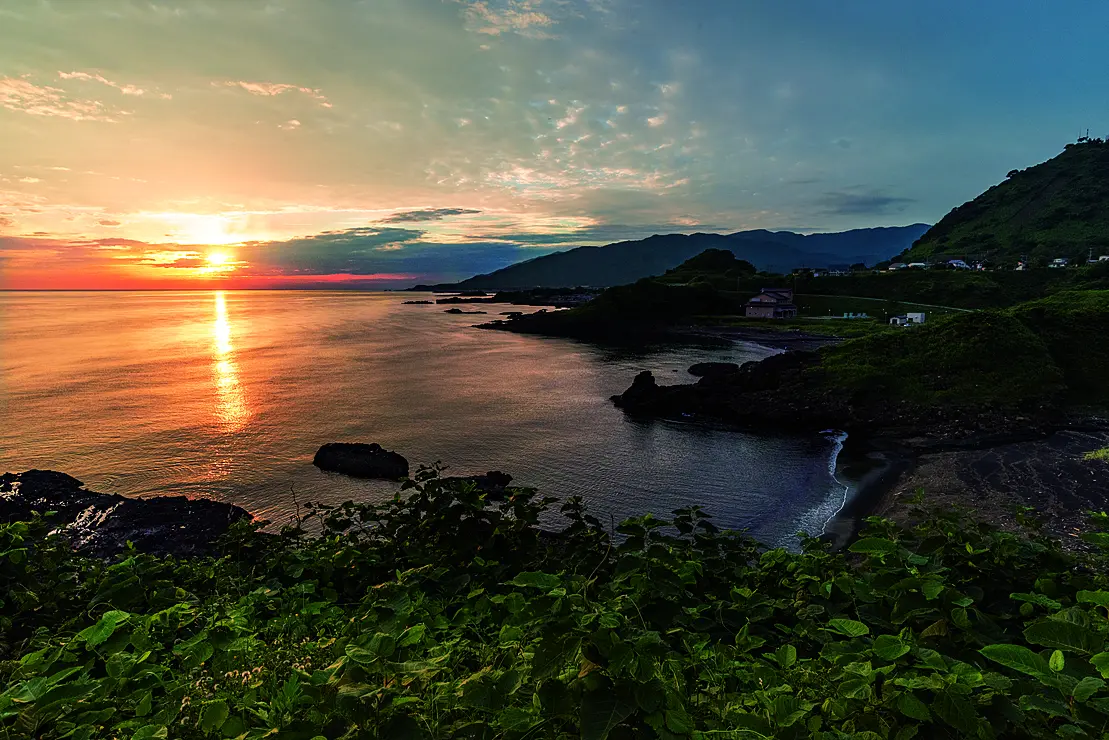 夕暮れの海岸線