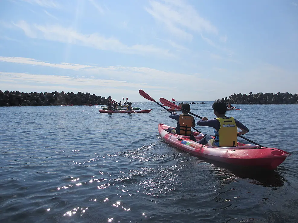 海でカヤックをする人たち