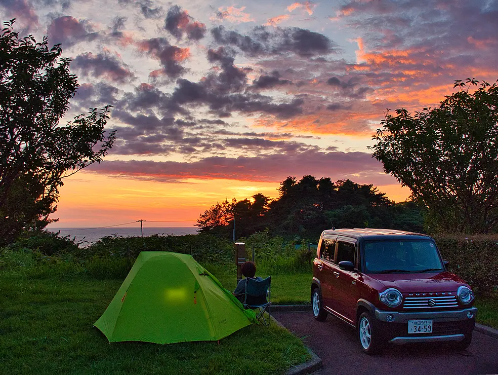 夕暮れのキャンプ場