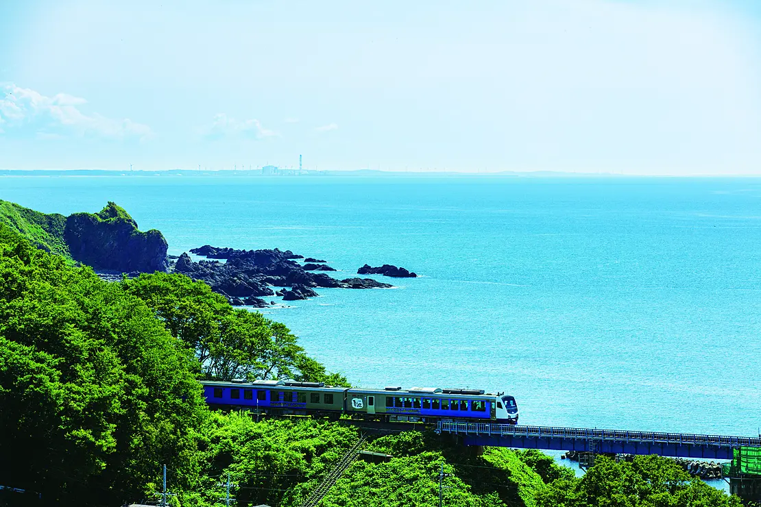 海岸線を走る列車
