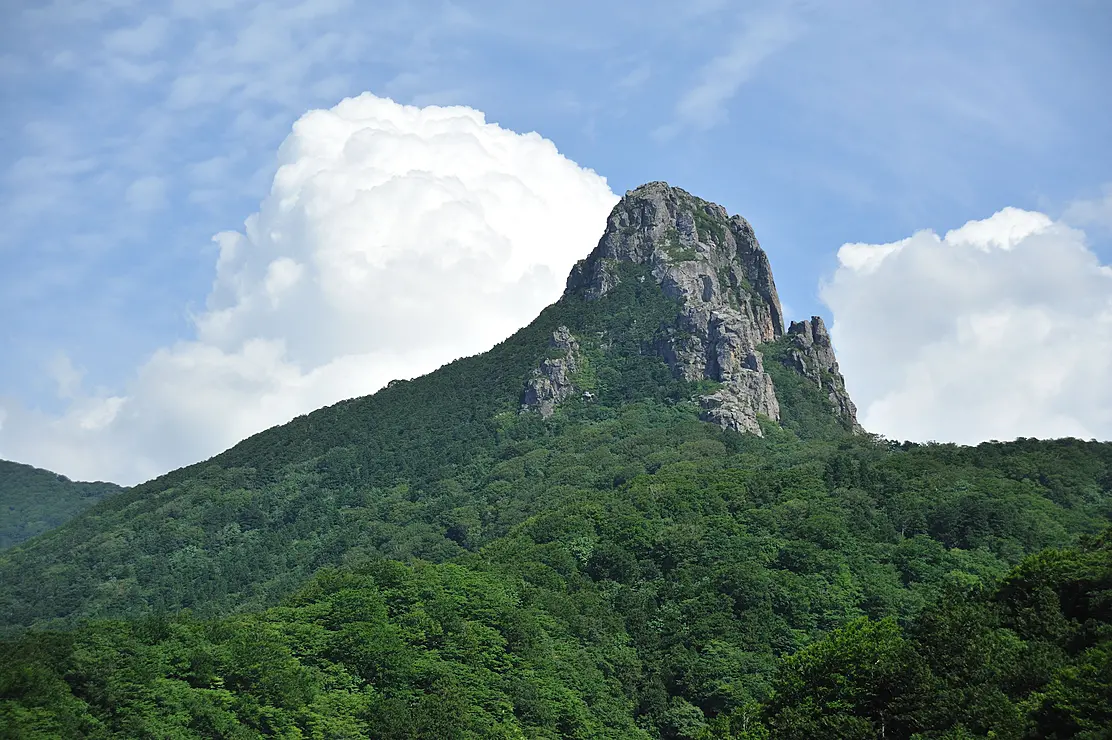 そびえ立つ岩山