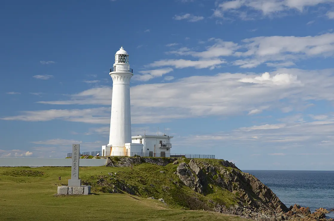 岬に立つ白い灯台