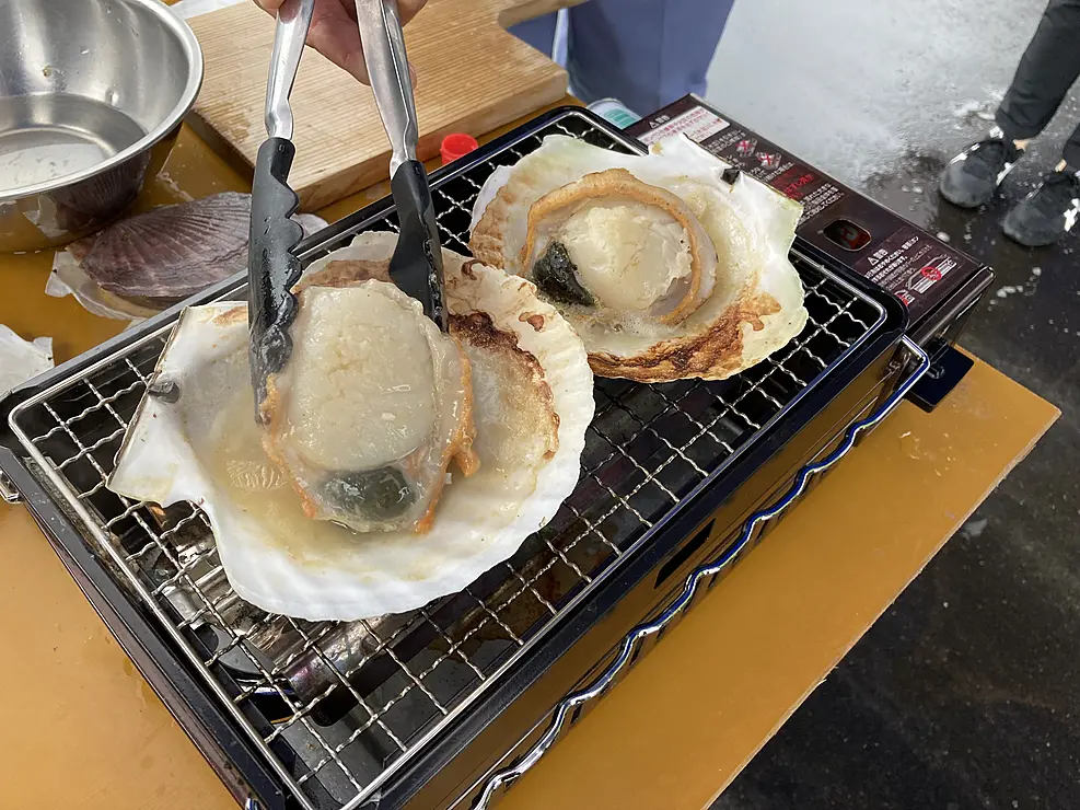 網の上で焼かれるホタテ