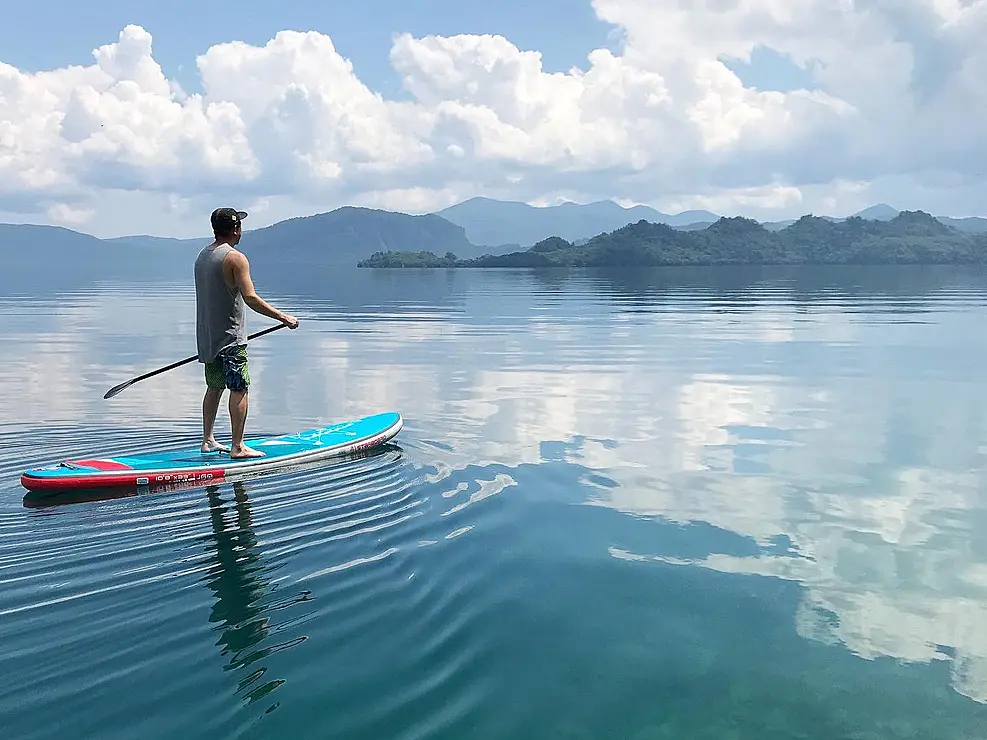 湖でSUPをする人