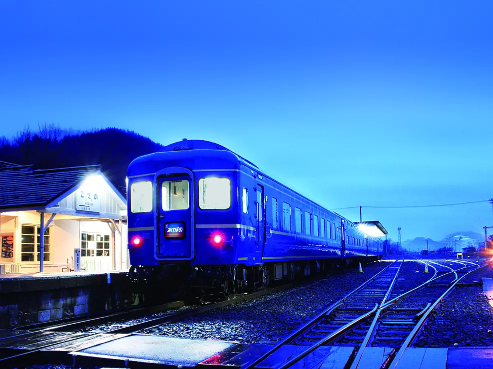 線路の上の青い車両